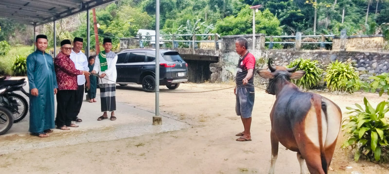 Warga Desa Inomunga saat terima bantuan sapi kurban yang di berikan oleh DPC PDI Perjuangan. (Doc. Istimewa).