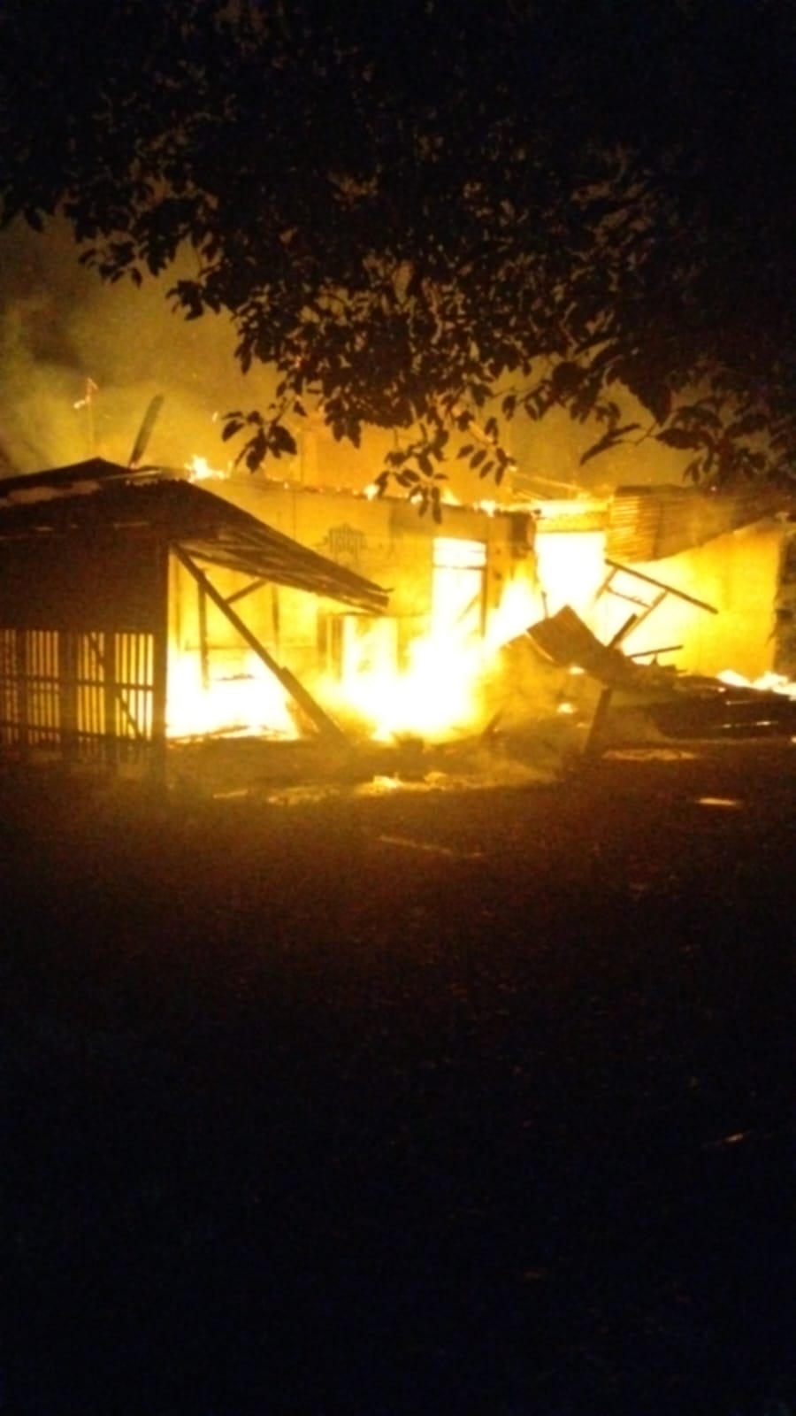 Si jago merah melahap seluruh atap kantor PTSP Boltara. (Doc. Jefri Republish.id)