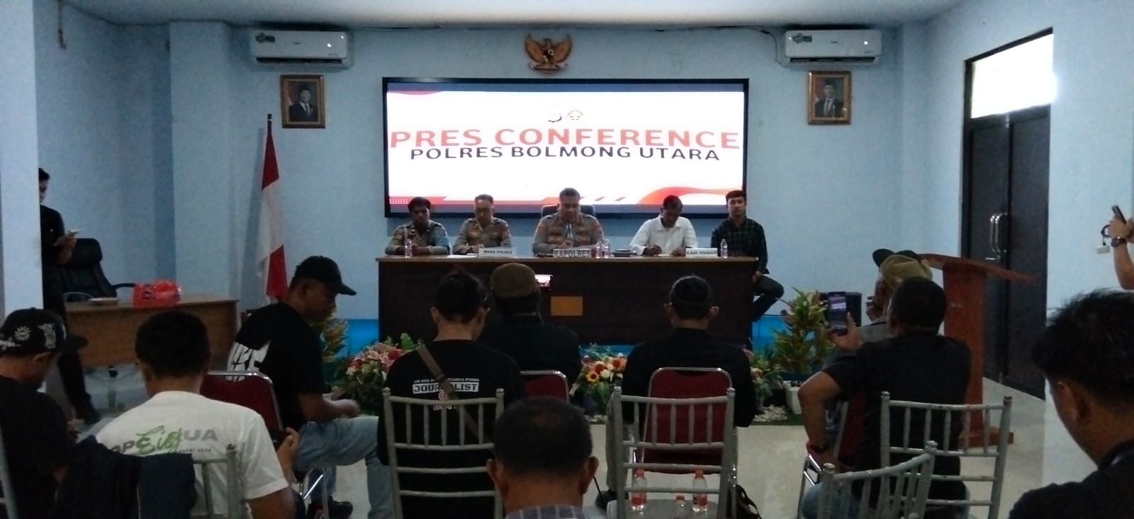 Tampak Kapolres Bolmut saat pimpin konfresi pers terkait insiden penembakan sesama anggota polres Bolmut. (Doc. Jefri)