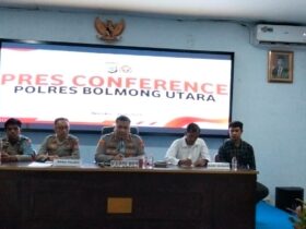 Kapolres Bolmut di dampingi Wakapolres saat konferensi pers terkait insiden kasus tertembaknya anggota polres Bolmut. (Doc. Jefri)