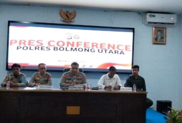 Kapolres Bolmut di dampingi Wakapolres saat konferensi pers terkait insiden kasus tertembaknya anggota polres Bolmut. (Doc. Jefri)
