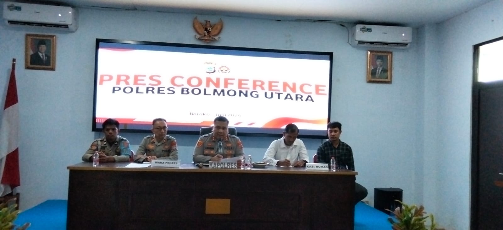 Kapolres Bolmut di dampingi Wakapolres saat konferensi pers terkait insiden kasus tertembaknya anggota polres Bolmut. (Doc. Jefri)