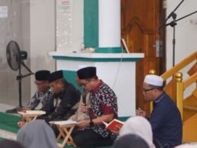 Tampak Bupati Sirajudin Lasena saat mengaji bersama ASN dalam agenda Pemda Boltara bertempat di Masjid Agung.