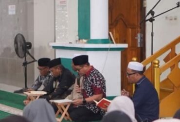 Tampak Bupati Sirajudin Lasena saat mengaji bersama ASN dalam agenda Pemda Boltara bertempat di Masjid Agung.