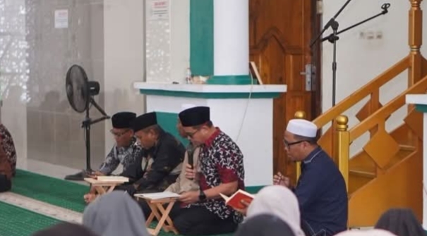 Tampak Bupati Sirajudin Lasena saat mengaji bersama ASN dalam agenda Pemda Boltara bertempat di Masjid Agung.