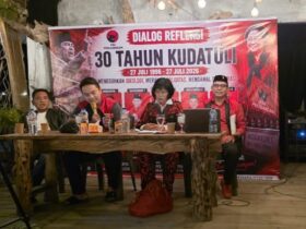 Tampak Sekertaris DPC PDI Perjuangan Safrizal Walahe,. SH,.MH saat memberikan materi di acara dialog peringati 30 tahun kudatuli dan bersama narasumber lainnya. (Doc . Jefri Republish.id)