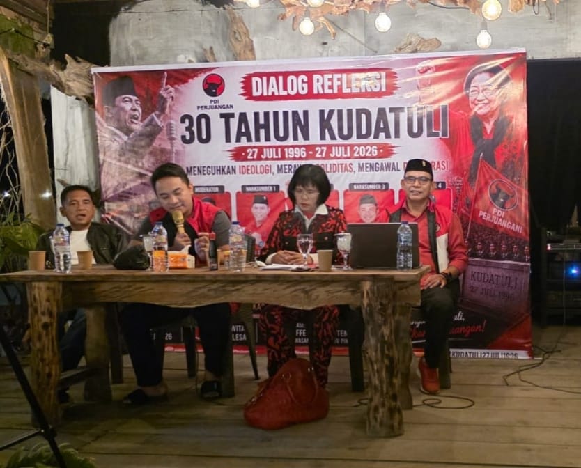 Tampak Sekertaris DPC PDI Perjuangan Safrizal Walahe,. SH,.MH saat memberikan materi di acara dialog peringati 30 tahun kudatuli dan bersama narasumber lainnya. (Doc . Jefri Republish.id)