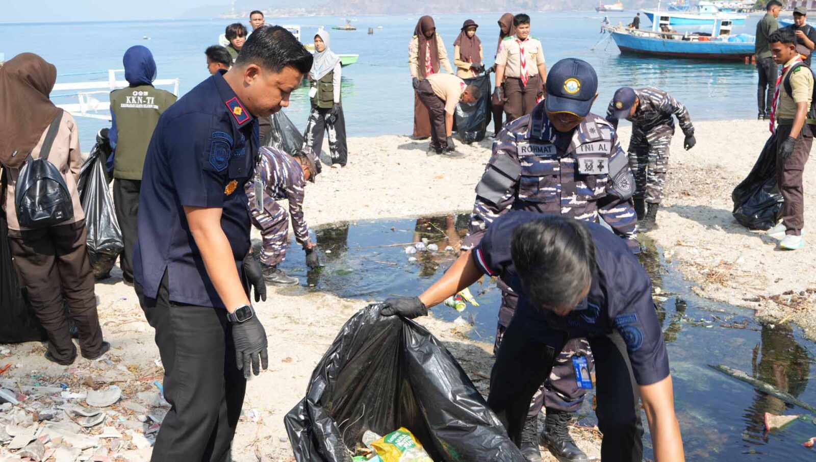 Imigrasi Gorontalo Bersama TNI AL Rawat Pesisir Bone Bolango. Suatu Kolaborasi Menjaga Kedaulatan di 81 Tahun TNI AL.(Foto: Dok. Imigrasi Gorontalo)
