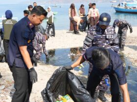 Imigrasi Gorontalo Bersama TNI AL Rawat Pesisir Bone Bolango. Suatu Kolaborasi Menjaga Kedaulatan di 81 Tahun TNI AL.(Foto: Dok. Imigrasi Gorontalo)