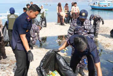 Imigrasi Gorontalo Bersama TNI AL Rawat Pesisir Bone Bolango. Suatu Kolaborasi Menjaga Kedaulatan di 81 Tahun TNI AL.(Foto: Dok. Imigrasi Gorontalo)