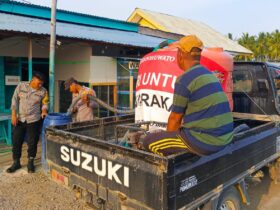 Polsek Popayato Barat Salurkan 1.200 Liter Warga Kesulitan Air Bersih.(Foto: Dok. Polri)