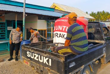 Polsek Popayato Barat Salurkan 1.200 Liter Warga Kesulitan Air Bersih.(Foto: Dok. Polri)