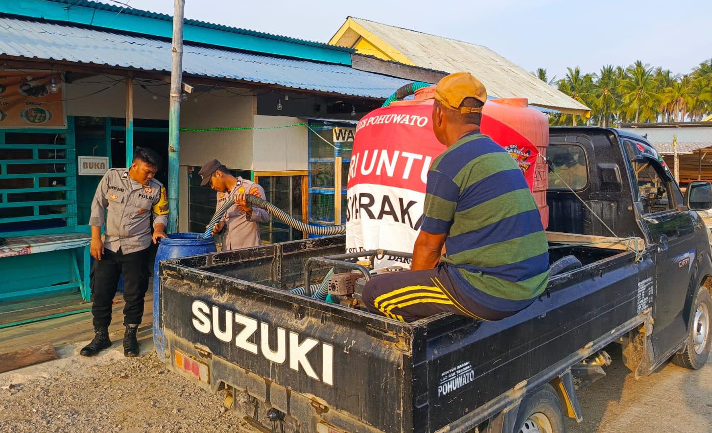 Polsek Popayato Barat Salurkan 1.200 Liter Warga Kesulitan Air Bersih.(Foto: Dok. Polri)
