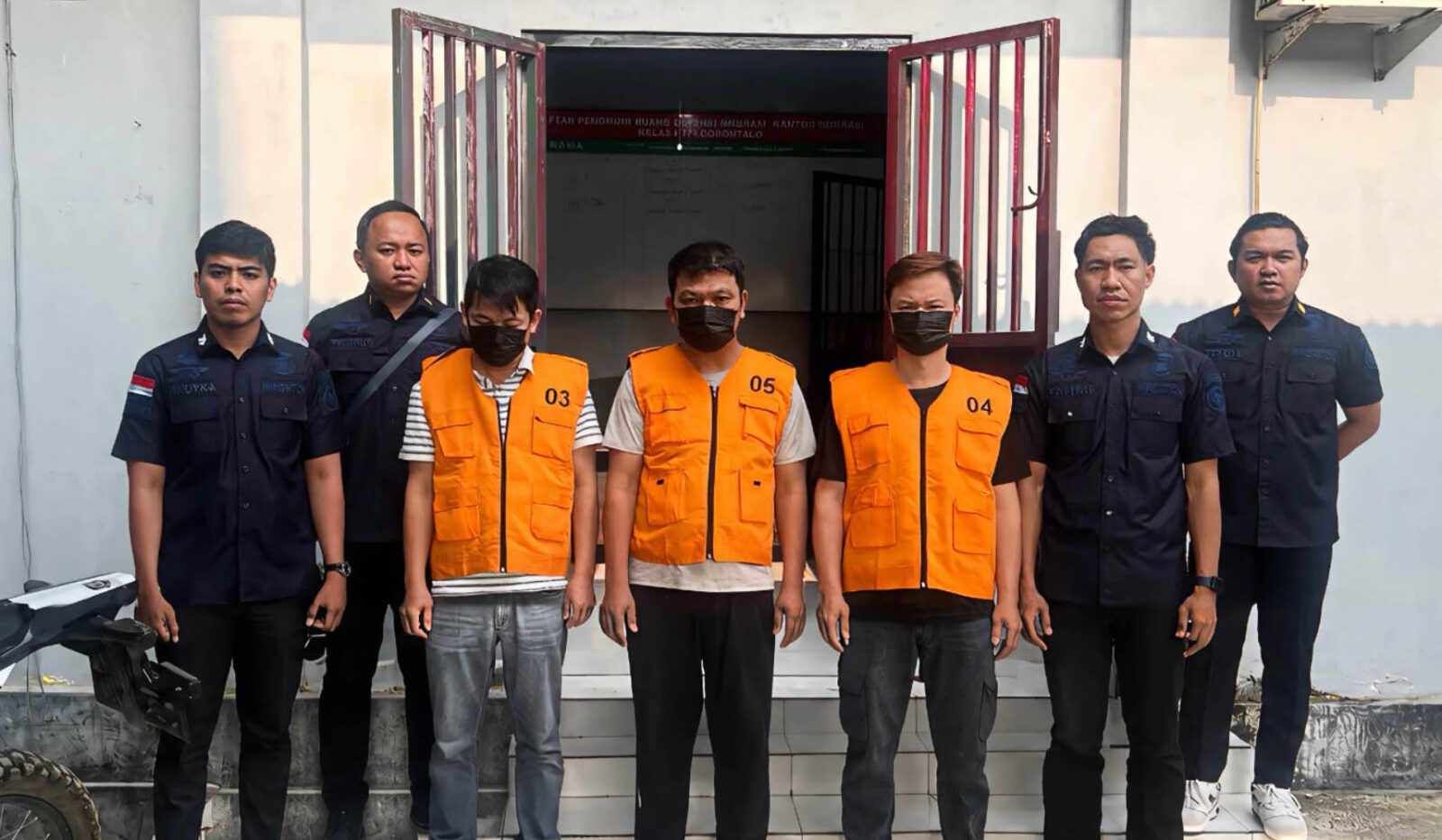 Kantor Imigrasi Kelas I TPI Gorontalo bersama dengan Kantor Wilayah Direktorat Jenderal Imigrasi Gorontalo Deportasi Warga Negara Asing Asal Cina yang Menyalahgunakan Izin Tinggal di Wilayah Kabupaten Gorontalo.(Foto: Dok. Imigrasi Gorontalo)