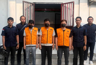 Kantor Imigrasi Kelas I TPI Gorontalo bersama dengan Kantor Wilayah Direktorat Jenderal Imigrasi Gorontalo Deportasi Warga Negara Asing Asal Cina yang Menyalahgunakan Izin Tinggal di Wilayah Kabupaten Gorontalo.(Foto: Dok. Imigrasi Gorontalo)